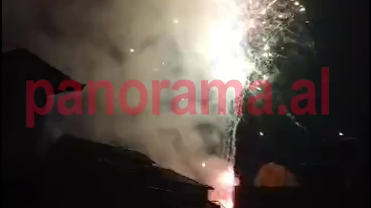 Mbështetësit e Erion Veliajt hedhin fishekzjarrë jashtë burgut të Durrësi