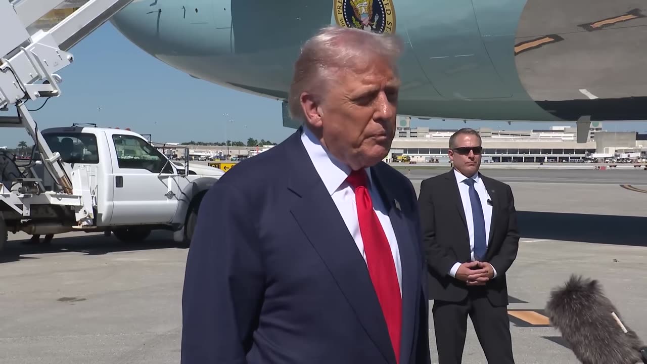 Trump’s Palm Beach “Gaggle” Sparks Curiosity on Asia Trip & Shutdown | US Politics | Amaravati Today