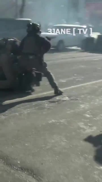 🇺🇸 He was out there flipping off cops like he ran the place…