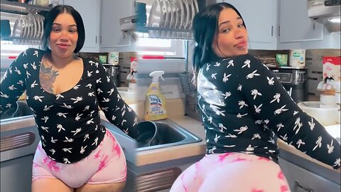 Thicc Latina Uniqueruby Model Hot Sexy Body Twerking and Chilling With her fans