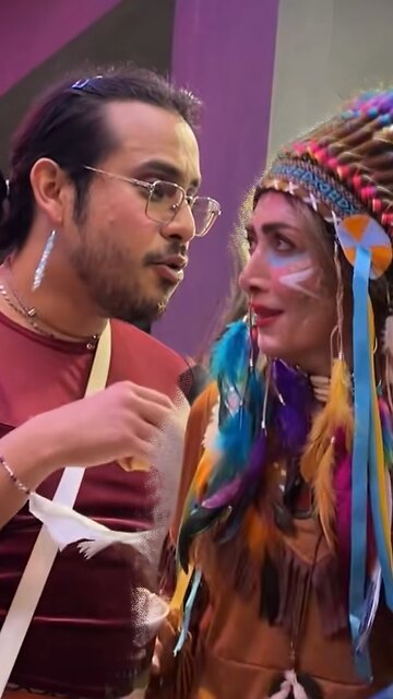 Hombre vestido de mujer se ofende con una joven disfrazada de nativa