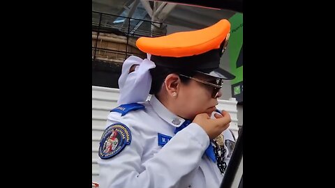 Pasajera pide taxi en dirección equivocada y después se niega a bajar