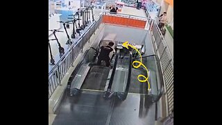 Costoso televisor nuevo se parte en dos mientras lo transportan