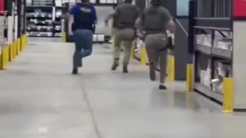 ICE agents raided a Floor & Decor in Gretna, Louisiana today chasing illegal aliens inside