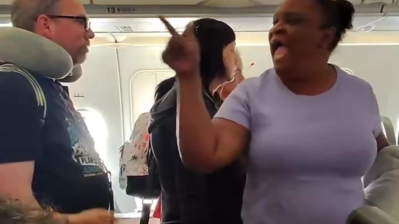 Karen blocks plane isle because she insists her daughter in back of plane gets off first