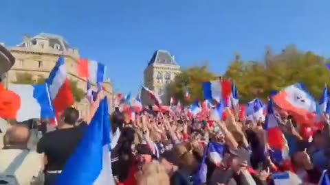 In Paris, a patriot throws away the Palestine flag