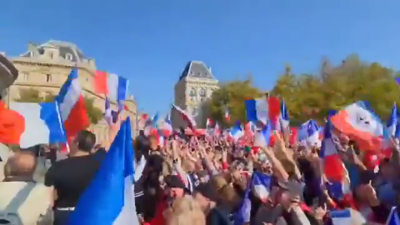 In Paris, a patriot throws away the Palestine flag