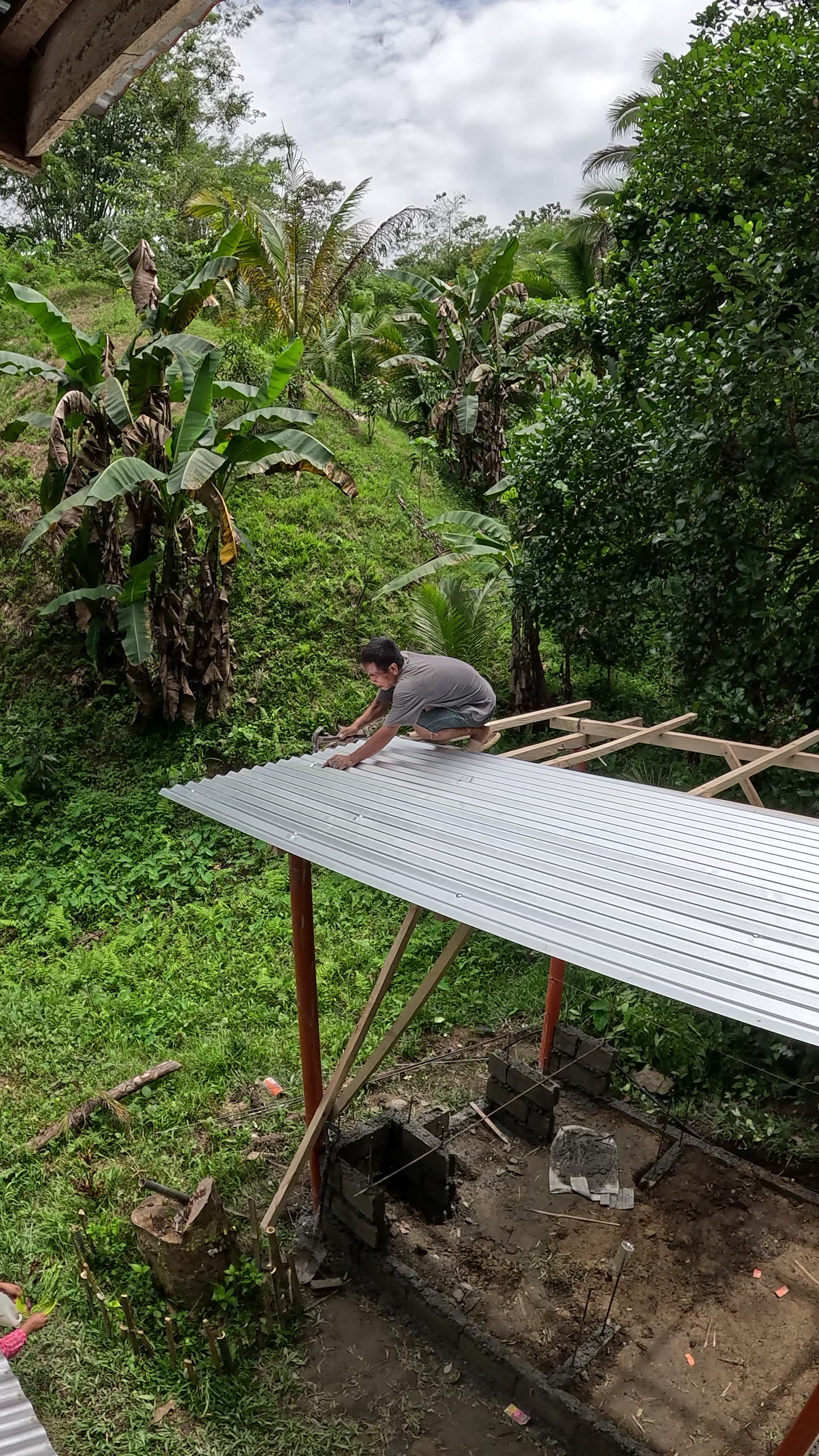 The Roof Is Going On! 🏠 | New Farm Kitchen Update 🇵🇭 Expat in the Philippines