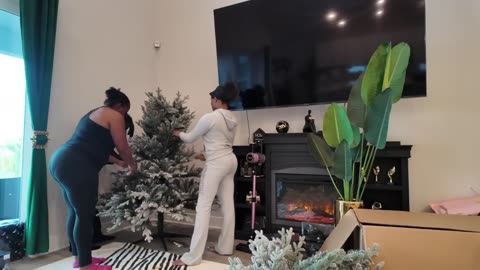 VLOGMAS DAY 3: REVEALING OUR CHRISTMAS TREE COLORS