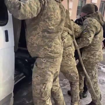 Ukraine’s Draft Offices Fending Off Overzealous 'Volunteers' Amid Civilian-Army Animosity