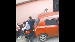 Atropella a un motociclista por rozar su coche