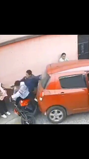 Atropella a un motociclista por rozar su coche