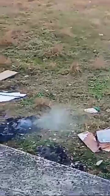 सबसे मजेदार बात बोलूं| इस वक्त आपका ४अंगुली मोबाइल के पीछे है| एक पैर के ऊपर एक पर