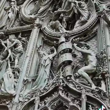LA COMPLESSITÀ DELLA PORTA DEL DUOMO DI MILANO È IMPRESSIONANTE, CREATA CON MEZZI PRIMITIVI DICONO..
