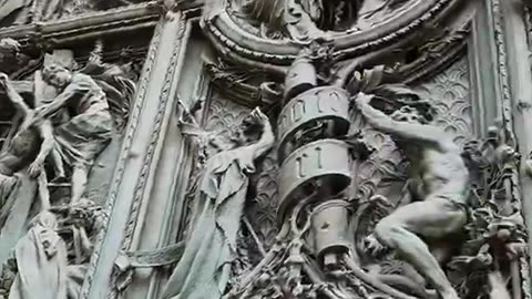 LA COMPLESSITÀ DELLA PORTA DEL DUOMO DI MILANO È IMPRESSIONANTE, CREATA CON MEZZI PRIMITIVI DICONO..
