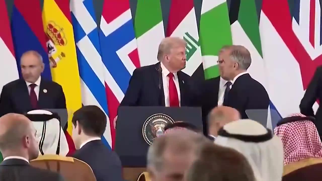 🟢 WATCH: Hot Mic Catches Hilarious Interaction Between Pres. Trump and PM Carney