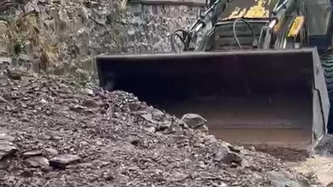 Gurë dhe inerte në rrugë, problematika për qarkullimin e mjeteve në disa akse