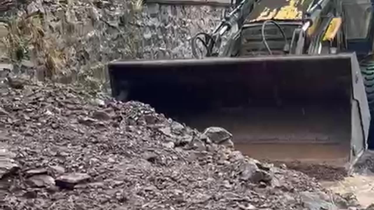 Gurë dhe inerte në rrugë, problematika për qarkullimin e mjeteve në disa akse