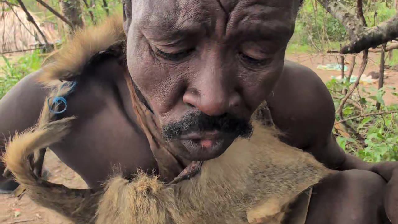 Amazing Fruit 🍎😋😲See Oldman hadza enjoying breakfast, So Sweet nutrition food😋