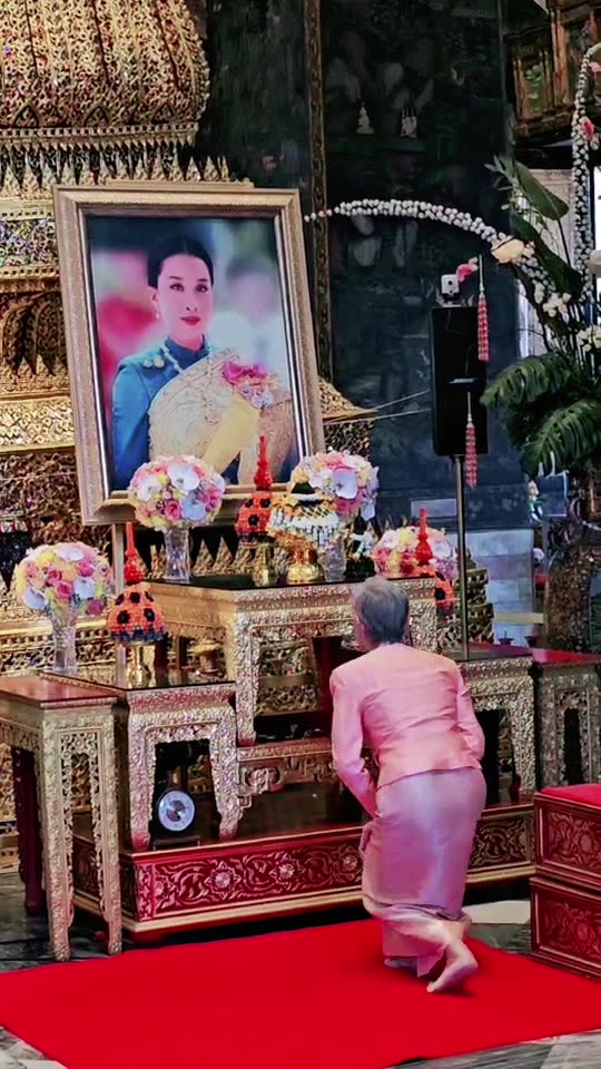 ขอให้พระองค์ทรงกลับมาพบปะพสกนิกรอีกครั้งนึง ขอทรงพระเจริญยิ่งยืนนานฯ
