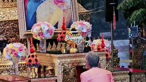 ขอให้พระองค์ทรงกลับมาพบปะพสกนิกรอีกครั้งนึง ขอทรงพระเจริญยิ่งยืนนานฯ