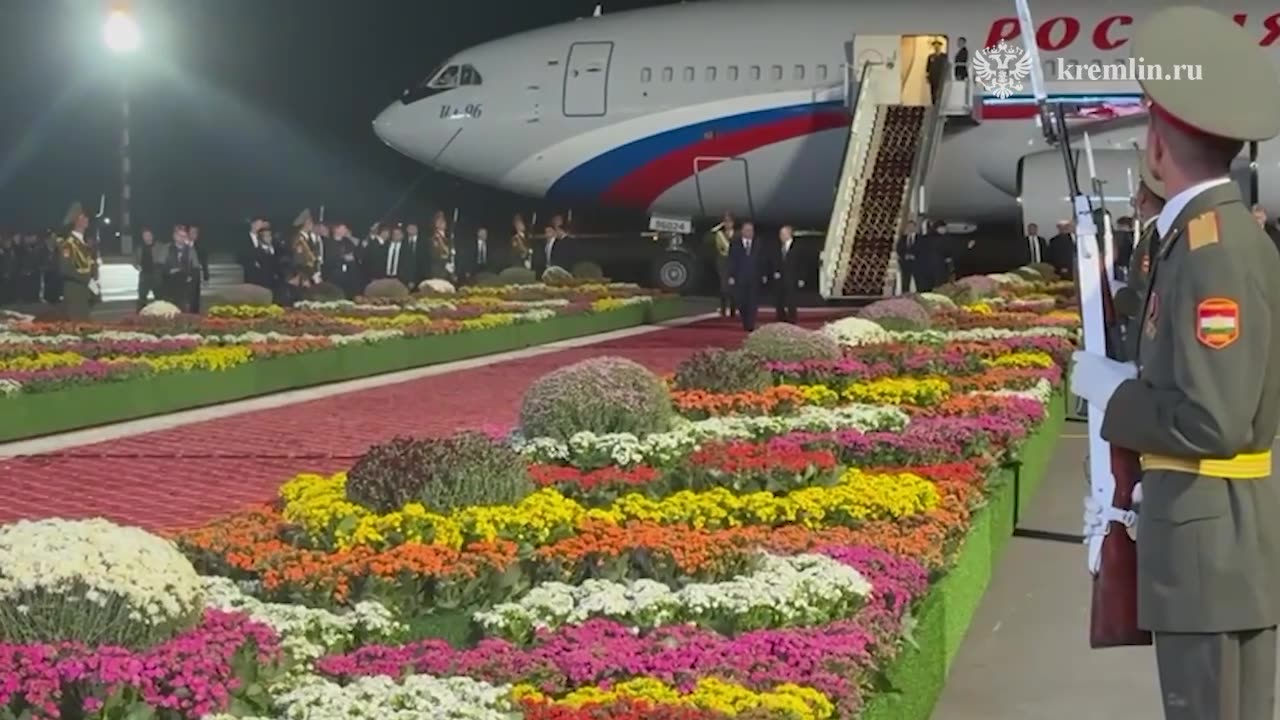 У трапа самолёта главу Российского государства встретил