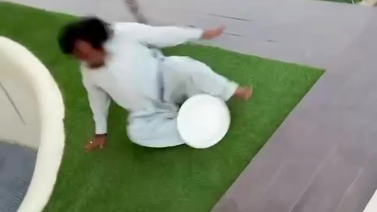 Watch this pajeet do Michael Jackson.😁