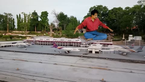 Magic Dekho-42-Flying On Towel-Minisiam