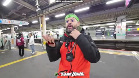 BennyMack pressed by NedX on using his tripod in public