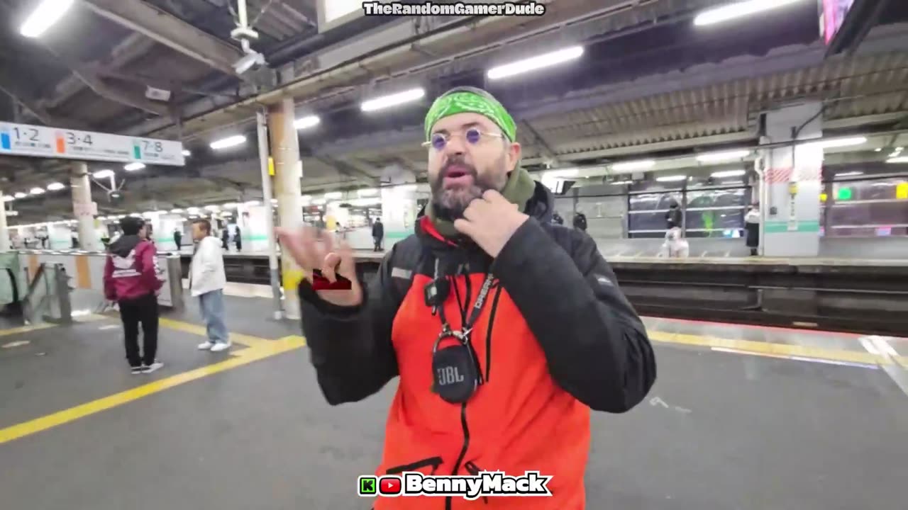 BennyMack pressed by NedX on using his tripod in public