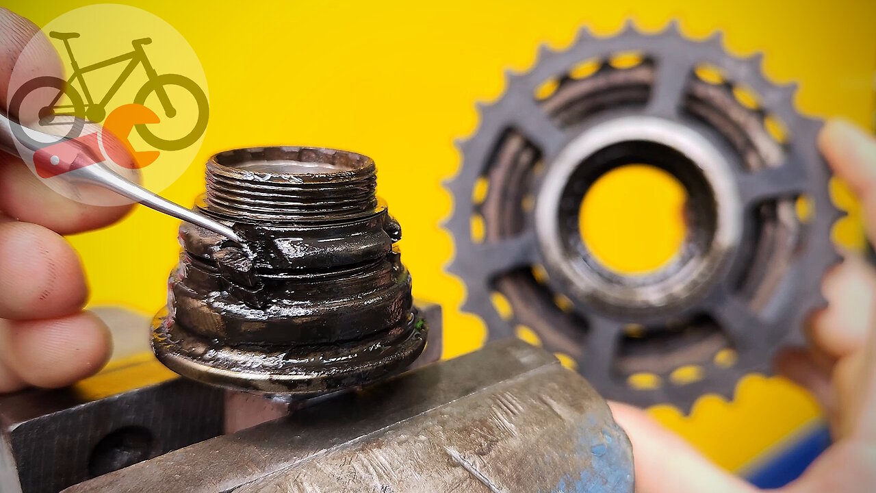 How to disassemble a bicycle freewheel. How many bearing balls are in a bike freewheel?