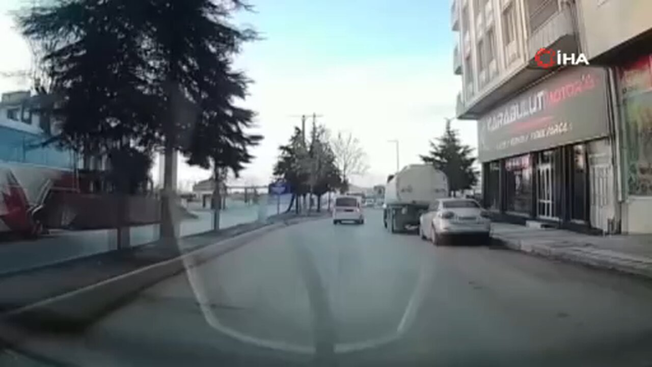 Üst üste kırmızı ışık ihlali yapan sürücü kameralara yansıdı