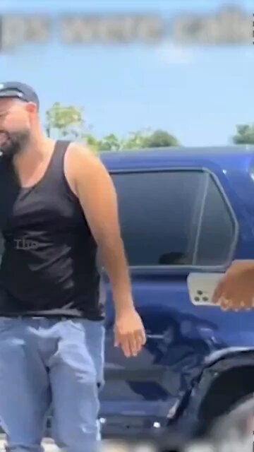 🇺🇸A video has gone viral in the US of an enraged waitress who blocked a