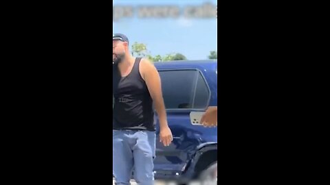 🇺🇸A video has gone viral in the US of an enraged waitress who blocked a