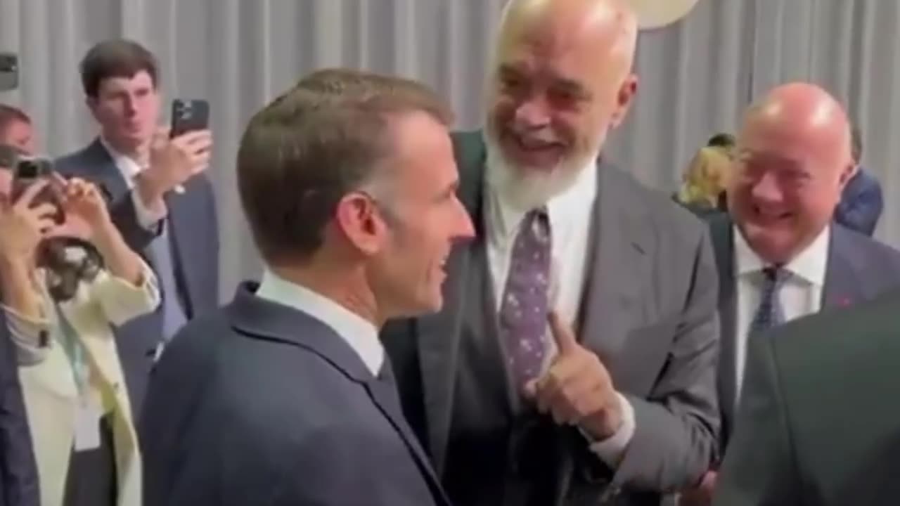 Macron 'abofetea' al primer ministro albanés