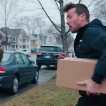 Porch pirate thought it was sweet… until the door flew open and she yelled “GET HIM!” 🏃‍♂️🐕🐕