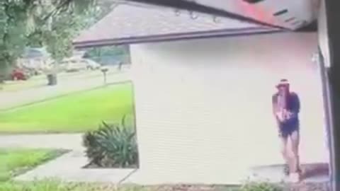 強盗に入った男が、ガソリンをかけられ火だるまになる