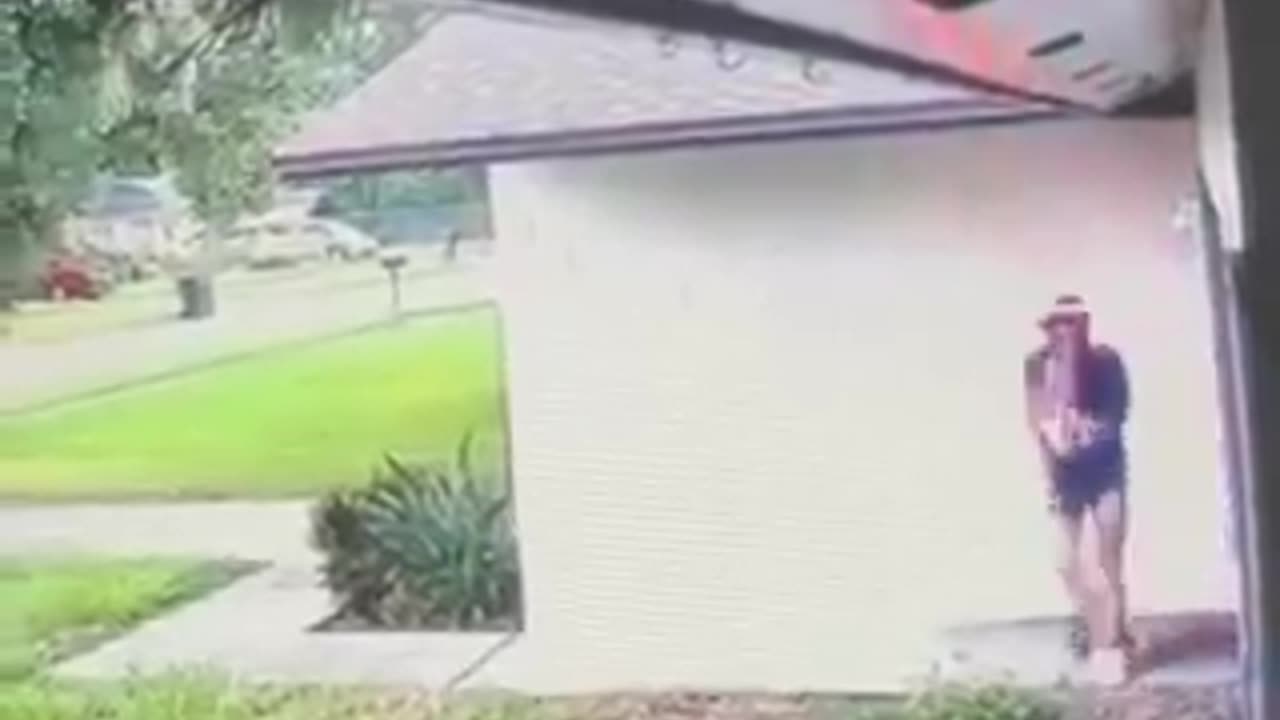 強盗に入った男が、ガソリンをかけられ火だるまになる