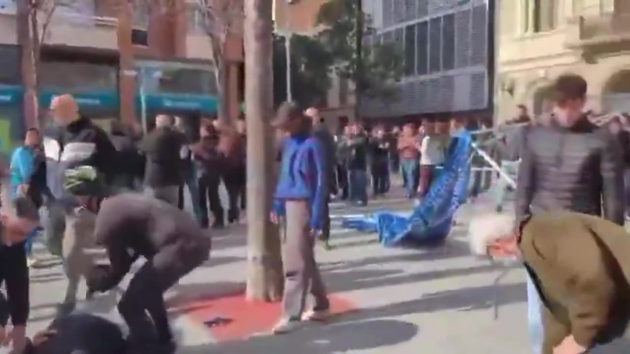 1.- Nazis "Antifascistas" atacan con extrema violencia la carpa de Alianza Catalana