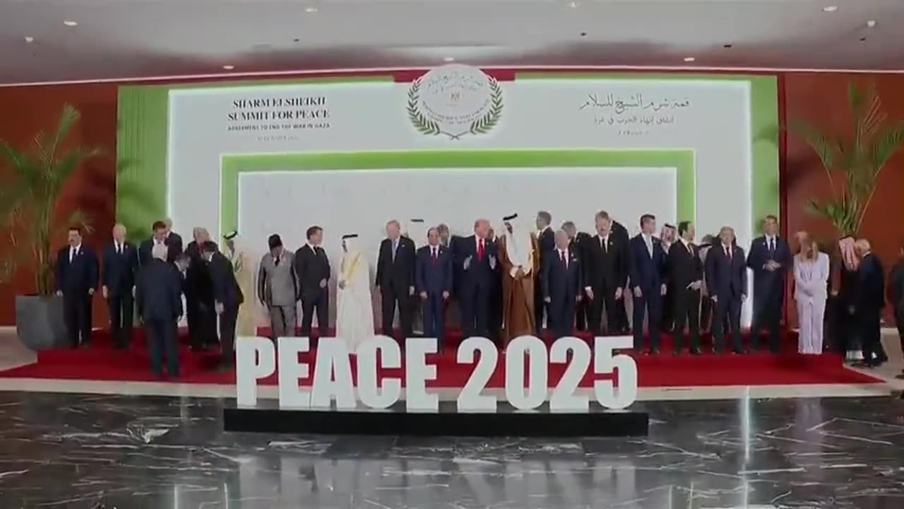 Everyone wants a photo with the Leader of the Free World — THE PRESIDENT OF PEACE!