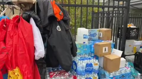 Portland ICE - On The Ground LIVE Cam Higby - Sidewalk full of supplies again