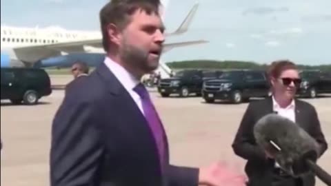 JD Vance walks up to Kamala Harris’ plane! #election2024