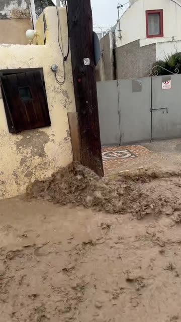 Moti i keq kthen rrugët në lumenj në Santorini