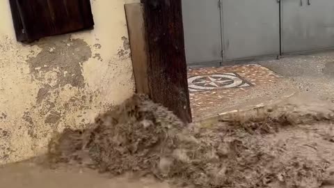 Moti i keq kthen rrugët në lumenj në Santorini