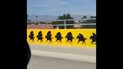 Un grafiti en una carretera de California 'cobra vida'
