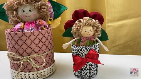 Bonequinha menina flor, feita com copo de requeijão