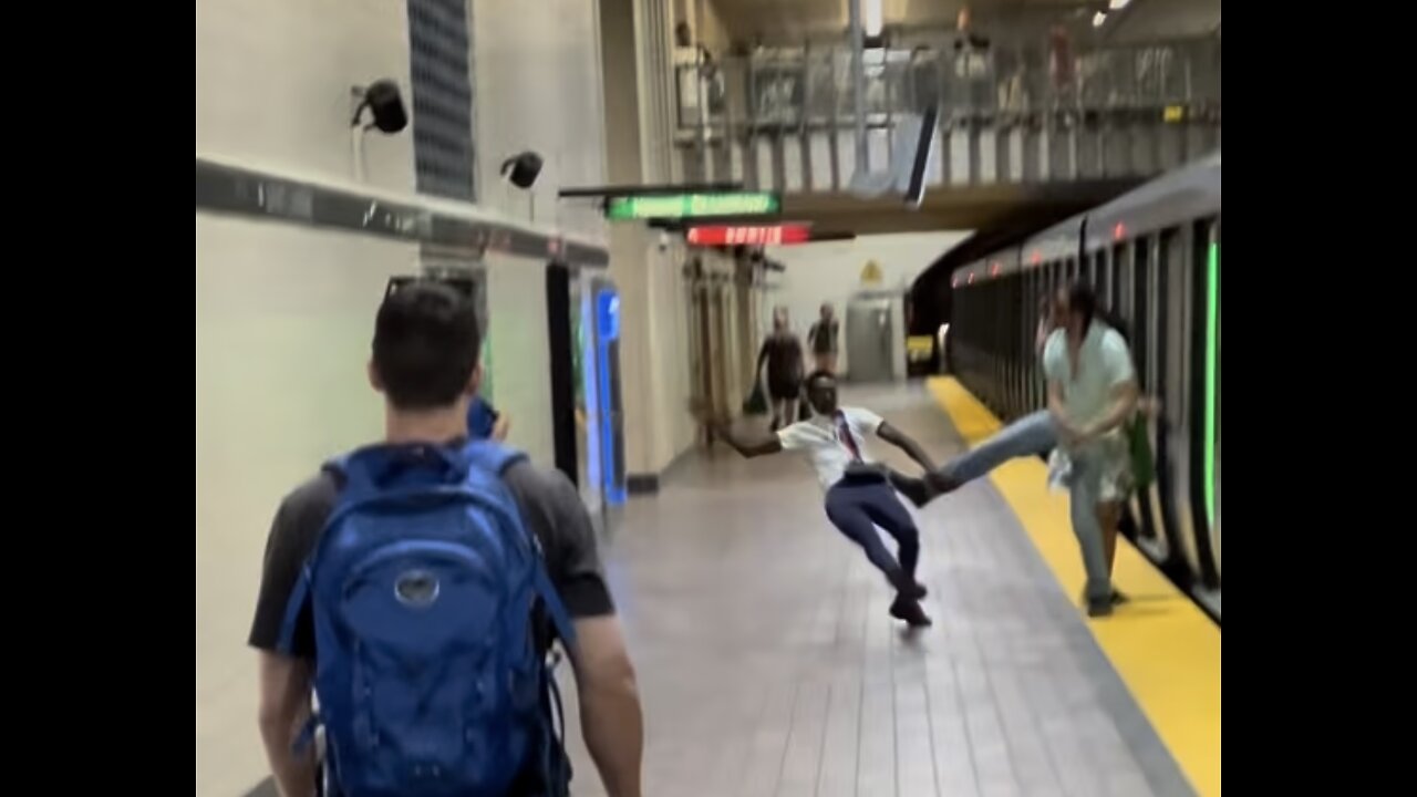 TWO MEN FIGHT IN THE SUBWAY!