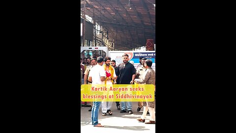 Kartik Aaryan seeks blessings at Siddhivinayak Temple before his new journey. A moment of gratitude,