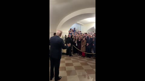 Trump Stuns Visitors with a Surprise Entrance at the White House