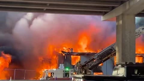 🔥 Vacant hotel in Austin erupts into flames near I-35 Sunday evening 